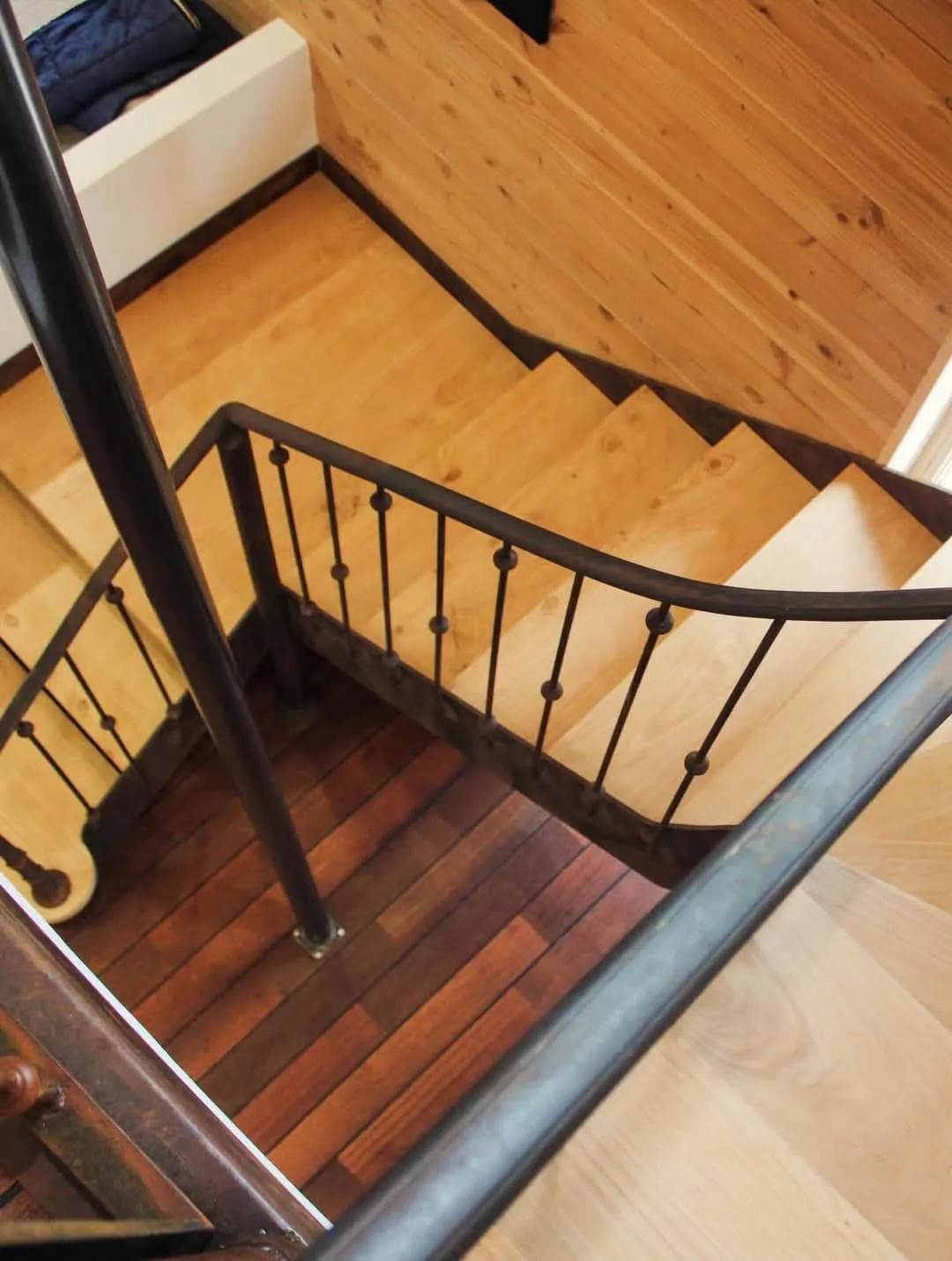 Escalier sur-mesure en fer forgé à l’effet rouille protégé par un vernis de finition