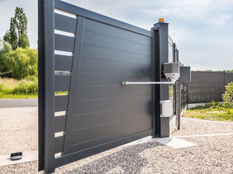 Portail électrique ouvert